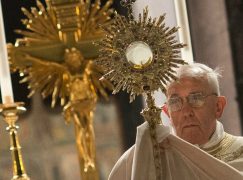 Pope Francis Encourages Eucharistic Adoration