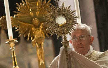 Pope Francis Encourages Eucharistic Adoration